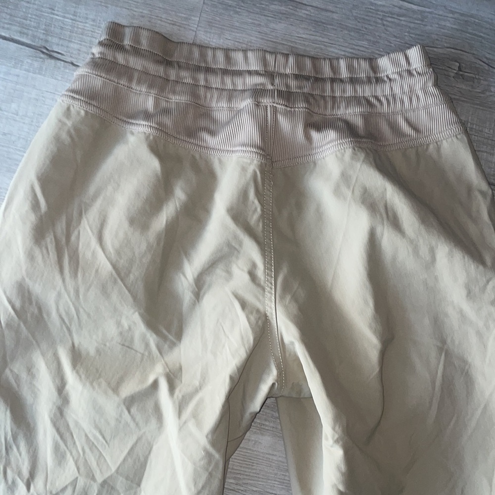 Women The North Face tan active wear capris size M EUC - Picture 5 of 5